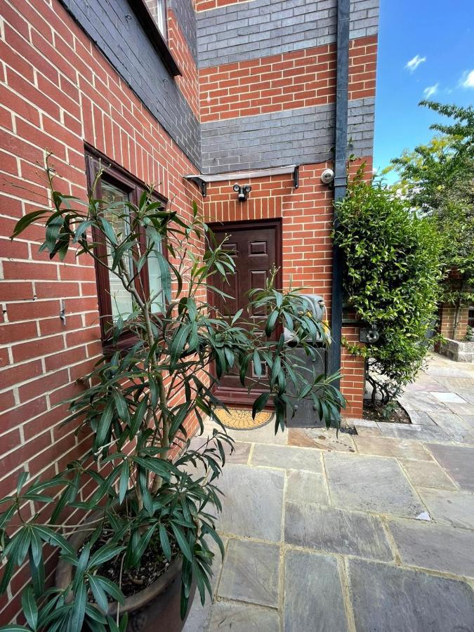 Stylish 1-Bed Studio London Exterior photo